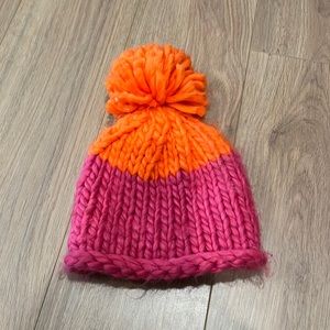 Vici beanie with oversized Pom Pom
